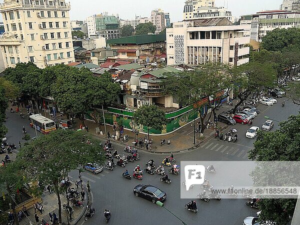 Verkehr im Zentrum von Hanoi  Vietnam  Asien
