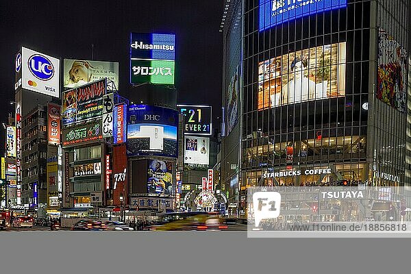 Taxi auf der Shibuya-Kreuzung  meist frequentierte Kreuzung der Welt  Shibuya  Tokio  Japan  Asien