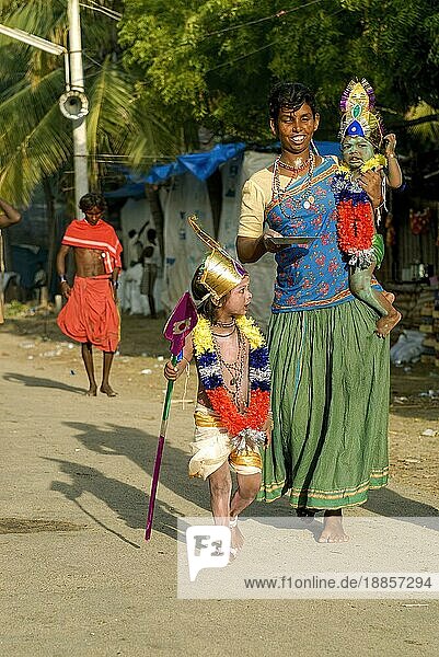 Narikuravar ist eine Frau aus einer indigenen Gemeinschaft  die ihre Kinder als Lord Muruga verkleidet zum Dasara Dussera Dusera Festival am Kulasai Kulasekharapatnam in der Nähe von Tiruchendur  Tamil Nadu  Südindien  Indien  Asien trägt  Asien