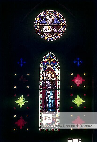 Glasmalerei in der Basilika des Heiligsten Herzens Jesu in Puducherry Pondicherry  Südindien  Indien  Asien. Römisch-katholisch  Asien