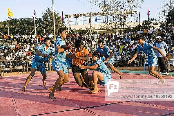 Kabaddi spielende Jungen in Coimbatore  Tamil Nadu  Südindien  Indien  Asien. Kabaddi Spiel ist eine regelmäßige Sportart in Asian Games  Asian Indoor Games und Asian Beach Games abgesehen von SAF Games  Asien