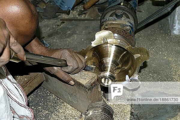Kunsthandwerker beim Verblenden und Drehen der bronzenen Öllampe in NachiyarKoil Nachiyar Koil bei Thanjavur Tanjore  Tamil Nadu  Südindien  Indien  Asien