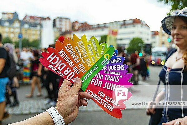Christopher Street Day CSD  rund 7000 Parade-Teilnehmer demonstrieren unter dem Motto Mut zur Freiheit für Gleichberechtigung und Toleranz  Stuttgart  Baden-Württemberg  Deutschland  Europa