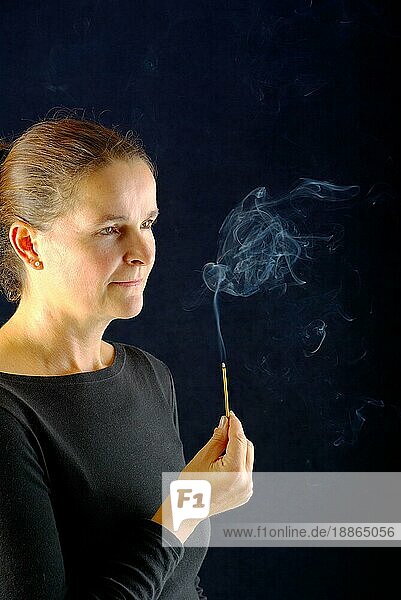 Frau mit Räucherstäbchen  Räucherstäbchen  Geruch  riechen  Aroma  Aromatherapie