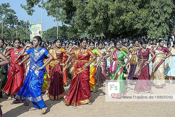Mädchen führen Gruppentänze während der Feierlichkeiten zum Unabhängigkeitstag in Chennai Madras  Tamil Nadu  Südindien  Indien auf