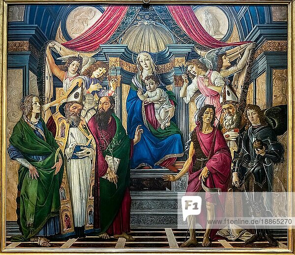 FLORENZ  TOSKANA/ITALIEN - 19. OKTOBER : Thronende Madonna mit Kind und der heiligen Katharina von Alexandria in den Uffizien in Florenz am 19. Oktober 2019