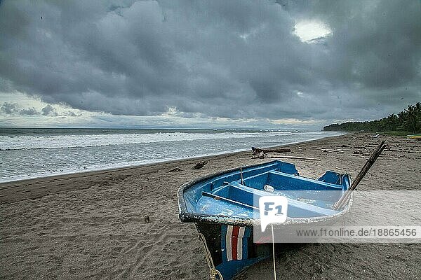 Wind und schlechtes Wetter. Ein Boot am Pazifik-Strand von Costa Rica