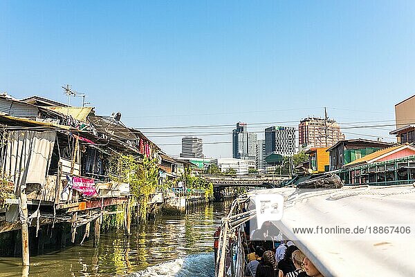 Wohngebiete und Geschäftsviertel am Khlong Saen Saep in der Mitte Bangkoks. Es gibt einen Bootsdienst mit einem Wasserbus  der die westlichen Stadtteile Bangkoks mit dem Chao Phraya Fluss verbindet