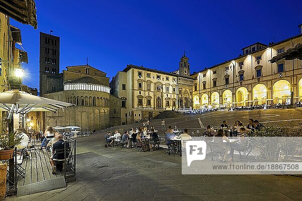 Arezzo Toskana Italien. Piazza Grande bei Sonnenuntergang