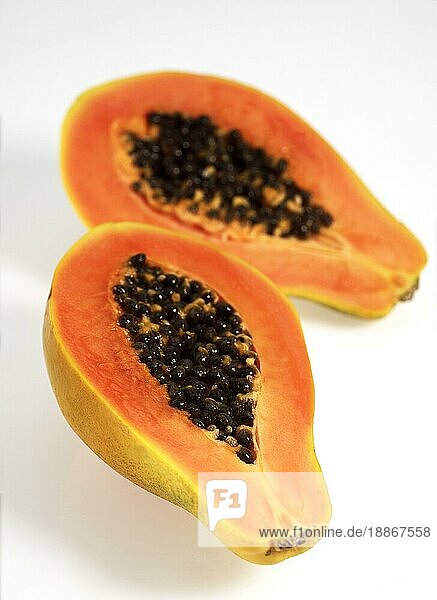 Paw Paw oder Papaya (carica papaya)  exotische Frucht gegen weißen Hintergrund