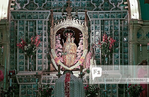 Altar  Basilika Unserer Lieben Frau von der guten Gesundheit in Velankanni Velanganni an den Ufern des Golfs von Bengalen  Tamil Nadu  Südindien  Indien  Asien. Maria gewidmet  Asien