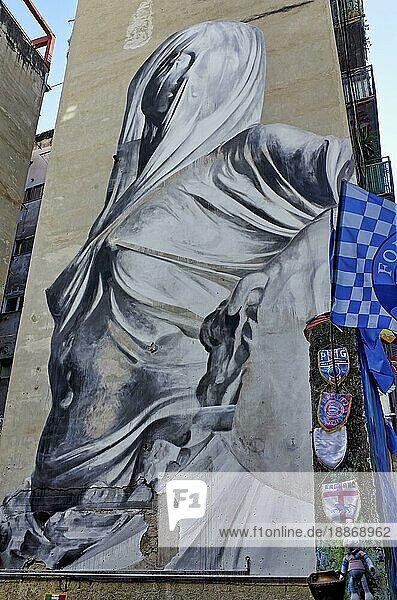 Neapel Kampanien Italien. Der berühmte argentinische Künstler Francisco Bosoletti hat im Spanischen Viertel von Neapel ein riesiges Wandgemälde realisiert  das der Skulptur Pudicizia von Corradini gewidmet ist  die in der Kapelle von Sansevero aufbewahrt wird. Quartieri Spagnoli Spanisches Quartier