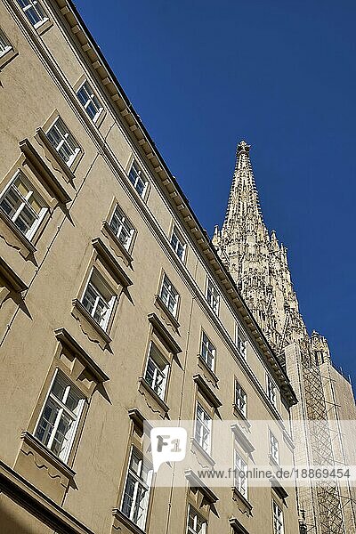 Niedriger Blickwinkel auf den Glockenturm des Stephansdoms in Wien Österreich
