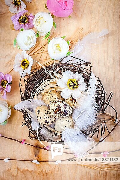 Ostereier Dekoration. Eier auf hölzernem Hintergrund