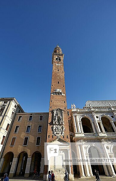 Vicenza  Venetien  Italien. Die Basilica Palladiana ist ein Renaissancegebäude an der zentralen Piazza dei Signori in Vicenza. Die Loggia zeigt eines der ersten Beispiele dessen  was als palladianisches Fenster bekannt geworden ist  entworfen von einem jungen Andrea Palladio