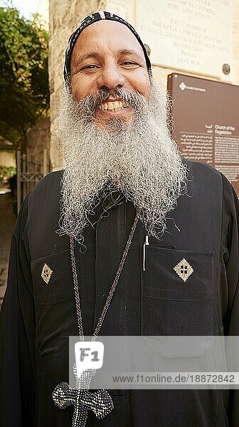 Jerusalem Israel. Porträt eines lächelnden Priesters in der Altstadt