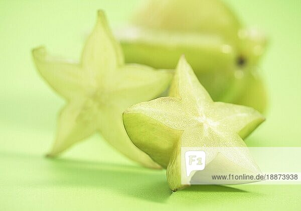 Carambola Star Frucht (averrhoa carambola)  Frucht gegen grünen Hintergrund