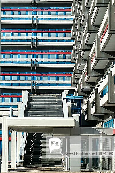 Treppenaufgang vor einem Bürogebäude in der City Nord. Bürogebäude im Stil der Architektur der siebziger Jahre  geplant in den sechziger Jahren im Norden Hamburgs