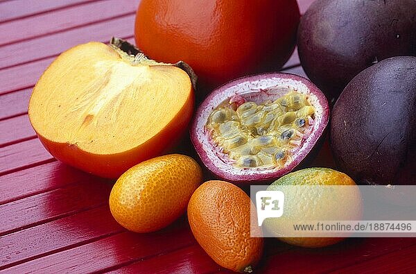 Verschiedene exotische Früchte  Kaki  Maracuja  Kumquat  Passionsfrucht  Sharonfrucht