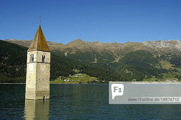 Kirchturm  Stausee  alte Pfarrkirche  ehemaliger Ort Graun  Reschensee  Vinschgau  Südtirol  Italien  Europa