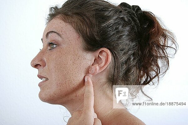 Junge Frau zeigt auf ihr Ohr  Ohrenschmerzen  Ohrenschmerz