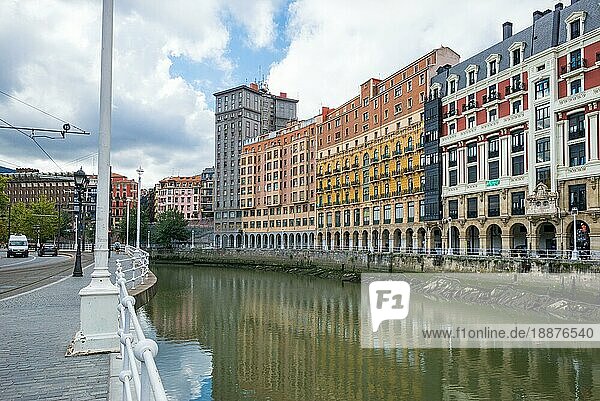 Hausfassaden in Bilbao entlang des Flusses Nervion  der durch die Stadt ins Kantabrische Meer fließt. Die Wohnblöcke befinden sich in den Stadtteilen San Frantzisko und Bilbao la Vieja