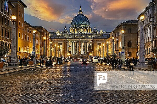 Die päpstliche Basilika Sankt Peter im Vatikan oder der Petersdom bei Sonnenuntergang. Rom Italien