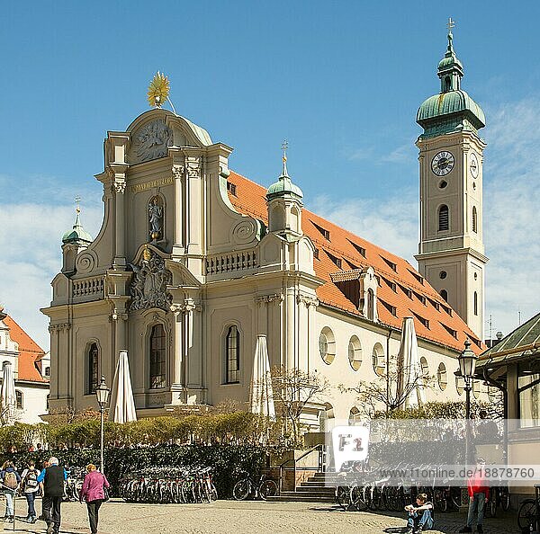 MÜNCHEN  DEUTSCHLAND 4. APRIL: Menschen vor der Heiliggeistkirche in München  Deutschland  am 4. April 2018  Europa