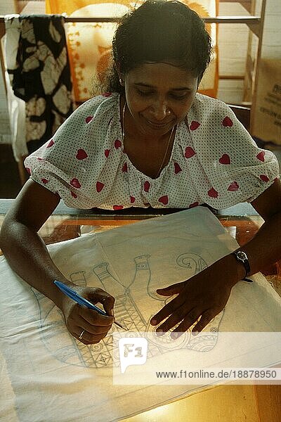 Frau bereitet Batik vor  Sri Lanka  Asien