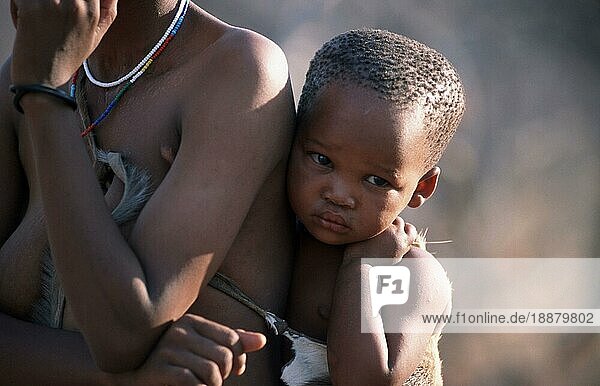 Bushman child on mother's back  africa  San  Buschmänner  Bushmen  Menschen  people  Kinder  children  Kalahari  Namibia  Buschmann-Kind auf dem Rücken der Mutter  Afrika