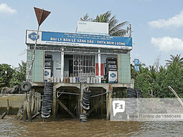 Vietnam  Mekong-Delta  Tankstelle für Boote  Asien