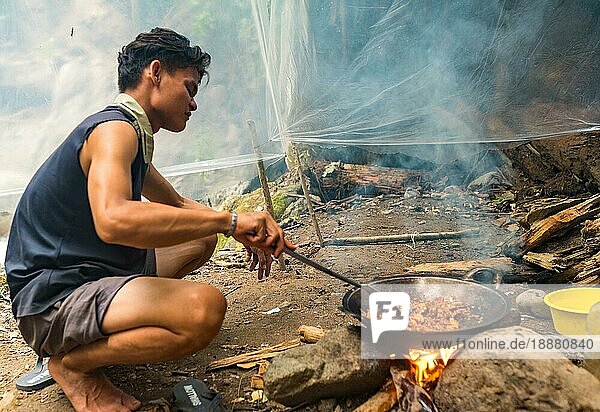 Essenszubereitung am Lagerfeuer während der Pause auf der Dschungeltour im Gunung Leuser National Park. Alle Speisen werden von dem begleitenden Koch frisch über dem Feuer zubereitet