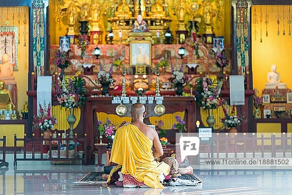 Japanischer Mönch in meditativer Haltung im Tempel der japanischen Friedenspagode in Unawatuna. Die buddhistische Stupa an der Südküste Sri Lankas ist ein Denkmal  das zum Frieden inspiriert