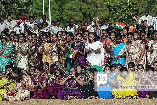 Eine Gruppe von Menschen versammelt sich während der Feierlichkeiten zum Unabhängigkeitstag in Chennai Madras  Tamil Nadu  Südindien  Indien  Asien