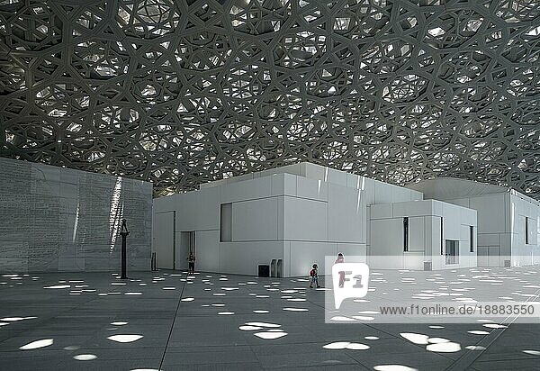 Besucher im Lichtregen des Louvre Abu Dhabi  Architekt Jean Nouvel  Saadiyat Island  Abu Dhabi  Vereinigte Arabische Emirate  Asien