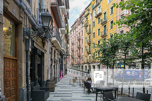 Das Viertel San Frantzisko in Bilbao  ein armer  multikultureller und aufregender Teil der Stadt. Öffentlicher Platz an der Zaharra Straße mit Geschäften und Kneipen