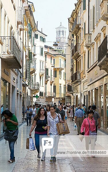 VERONA  ITALIEN 3. JUNI: Touristen in der Fußgängerzone von Verona  Italien  am 3. Juni 2015. Verona ist berühmt für sein Amphitheater  das in der Antike mehr als 30.000 Zuschauer fassen konnte. Foto aufgenommen in der Via Mazzini mit Blick auf den Lamberti Turm  Europa