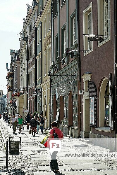 Menschen auf einer Straße in Poznan