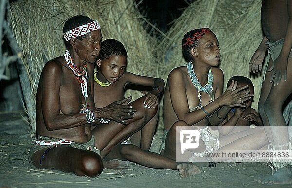 Bushman women singing  africa  San  Buschmänner  Bushmen  woman  Menschen  people  Kalahari  Namibia  Buschmann-Frauen singen  Afrika