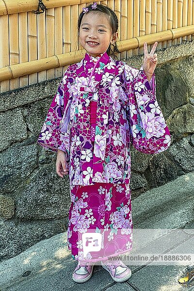 Kyoto Japan. Hübsches lächelndes Kind im traditionellen Kimono