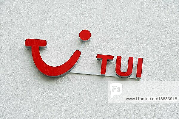 TUI Logo und Markenzeichen an der Wand. Die TUI Group ist das größte Reise- und Touristikunternehmen der Welt mit Hauptsitz in Hannover  Hannover  Deutschland  Europa