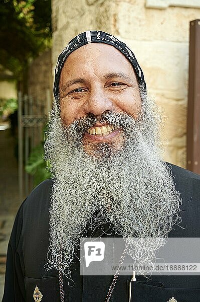 Jerusalem Israel. Porträt eines lächelnden Priesters in der Altstadt