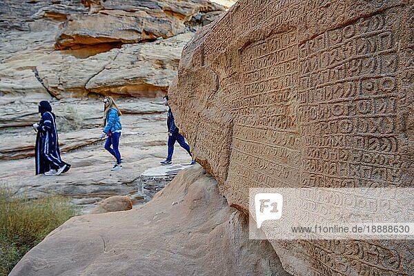Touristengruppe bei den Inschriften aus dadanitischer Zeit am Jabal Ikmah  Petroglyphen  bei AlUla  Provinz Medina  Saudi-Arabien  Arabische Halbinsel  Asien