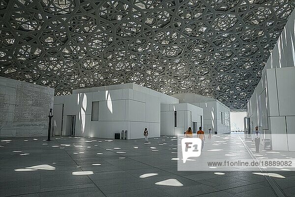 Besucher im Lichtregen des Louvre Abu Dhabi  Architekt Jean Nouvel  Saadiyat Island  Abu Dhabi  Vereinigte Arabische Emirate  Asien
