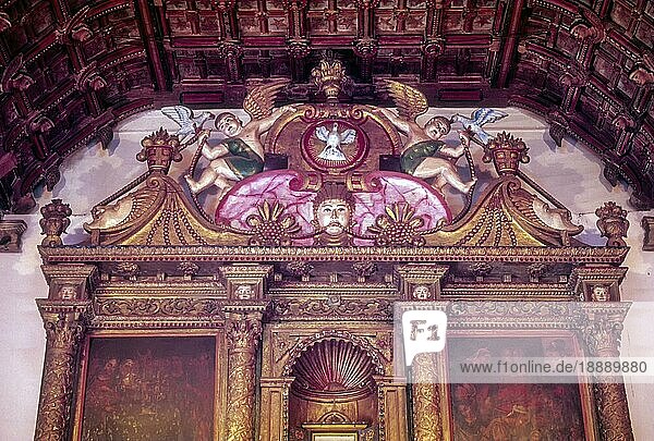Wandmalereien und Schnitzereien hinter dem Altar in der St. Mary's Knanaya Kirche Valiyapally in Kottayam  Kerala  Indien. 1550 N. CHR