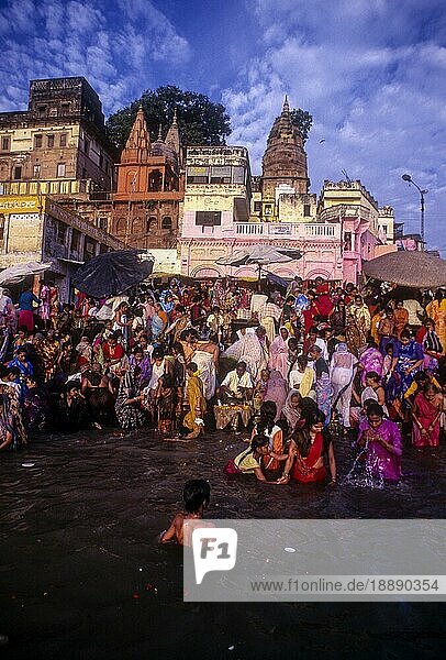Religiöse Hindu-Morgenrituale im Fluss Ganges Ganga  Diwali-Fest in Varanasi Benaras  Uttar Pradesh  Indien  Asien
