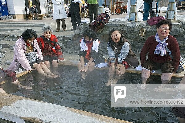 Japanerinnen baden Füße in heißer Quelle  Kussharo-See  Hokkaido  Japan  Asien