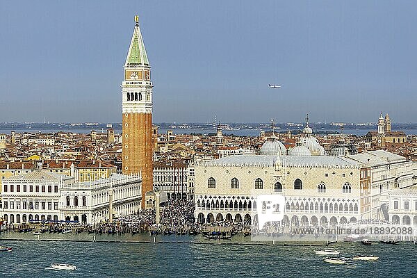 Stadtansicht von Venedig mit Markusplatz  Campanile di San Marco und Palazzo Ducale  Canale della Giudecca  Venedig  Venetien  Italien  Europa