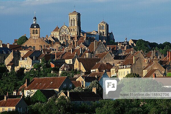 Vezelay mit Basilika St. Madeleine  Burgund  Frankreich  Europa