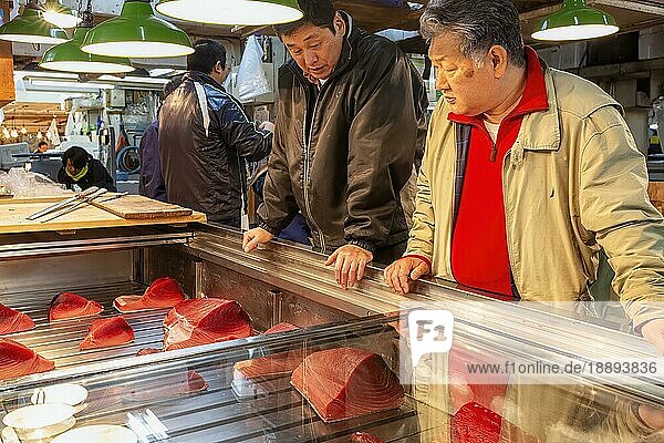 Tokio Japan. Fischmarkt. Einkäufer auf der Suche nach Thunfischfilets